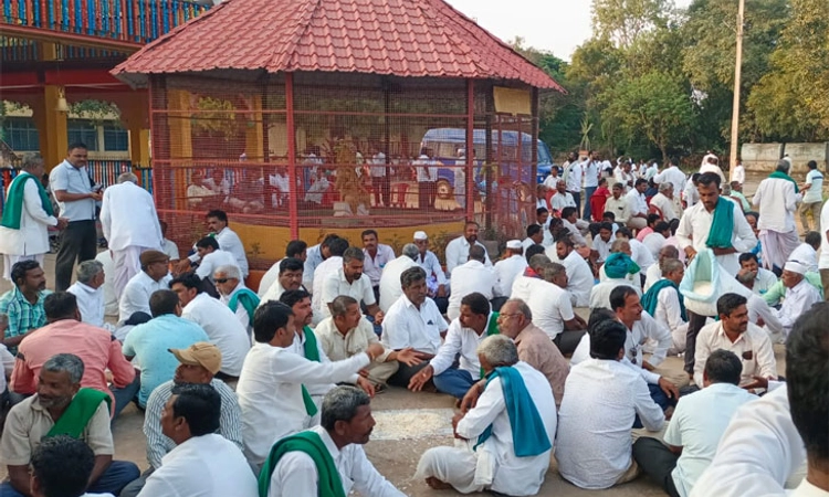 ಮಹಾಲಿಂಗಪುರ: ಮುಗಿಯದ ಕಬ್ಬು ದರ ಸಮರ; ಸೋಮವಾರಕ್ಕೆ ಸಭೆ ಮುಂದೂಡಿಕೆ