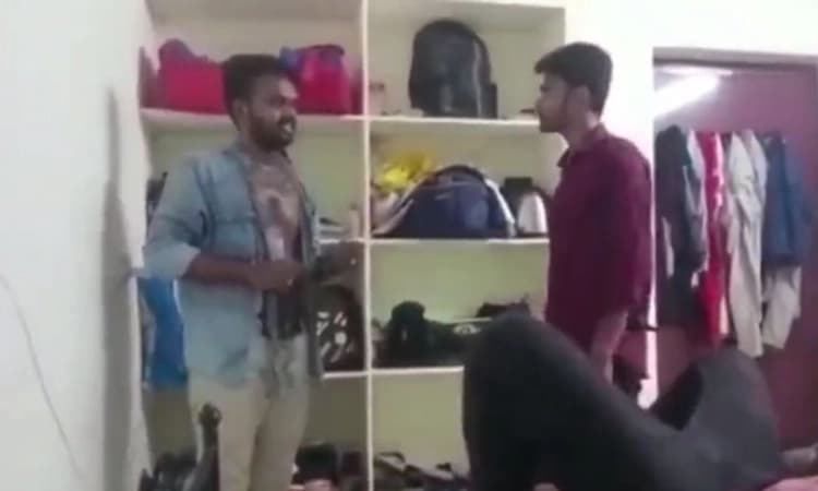 ವಿದ್ಯಾರ್ಥಿಗೆ ಥಳಿಸಿ, ಐರನ್ ಬಾಕ್ಸ್‌ ನಿಂದ ಸುಟ್ಟು ಹಾಕಿದ ಸಹಪಾಠಿಗಳು: ವಿಡಿಯೋ ವೈರಲ್