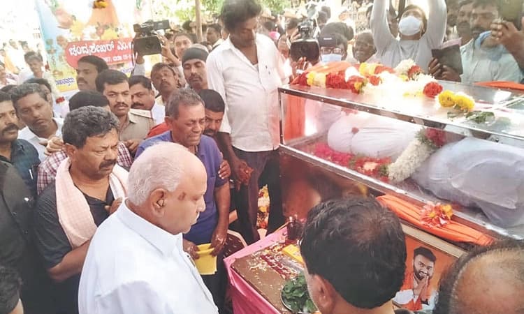 ಕುಂದೂರು ತೋಟದಲ್ಲಿ ಚಂದ್ರಶೇಖರ್‌ ಅಂತ್ಯಕ್ರಿಯೆ