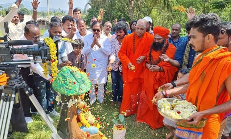 ಪರಿಸರ ರಕ್ಷಣೆ ಆಧಾರಿತ ‘ಅಡವಿ’ ಚಿತ್ರಕ್ಕೆ ಚಾಲನೆ ನೀಡಿದ ಸಿದ್ದರಬೆಟ್ಟ ಶ್ರೀ