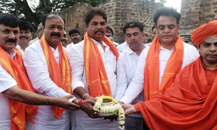 ಕೆಂಪೇಗೌಡರ ಪ್ರತಿಮೆ: ಚನ್ನಮ್ಮನ ನಾಡು ಕಿತ್ತೂರು ಕೋಟೆಯ ಪವಿತ್ರ ಮೃತ್ತಿಕೆ ಸಂಗ್ರಹ