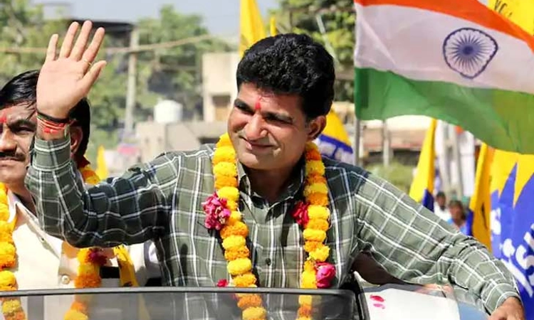 ಗುಜರಾತ್ CM ಅಭ್ಯರ್ಥಿ ಇಸುದನ್ …150 ಕೋಟಿ ರೂ. ಹಗರಣ ಬಯಲಿಗೆಳೆದಿದ್ದ ಮಾಜಿ ಪತ್ರಕರ್ತ