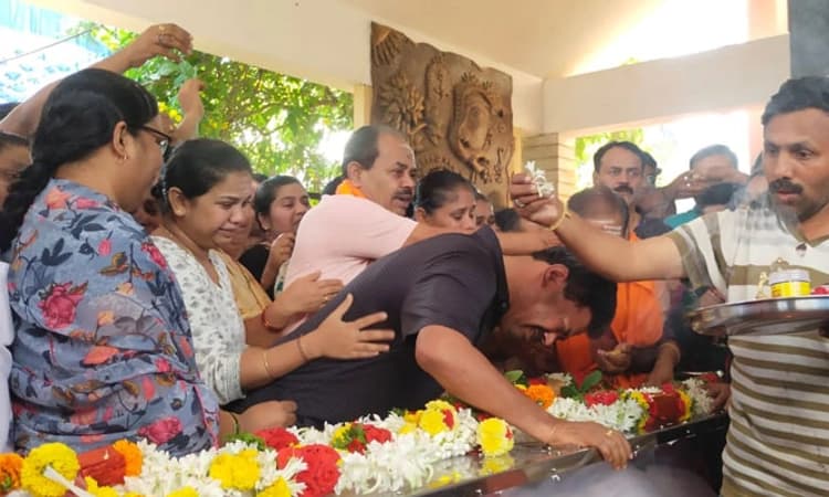 ಕುಂದೂರಿನ ರೇಣುಕಾಚಾರ್ಯ ತೋಟದಲ್ಲಿ ಚಂದ್ರಶೇಖರ್ ಅಂತ್ಯಕ್ರಿಯೆಗೆ ಸಕಲ ಸಿದ್ದತೆ