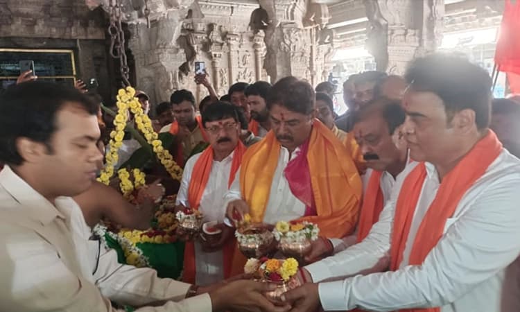 ನಾಲ್ವರು ಸಚಿವರಿಂದ ಹಂಪಿ ವಿರೂಪಾಕ್ಷ, ಭುವನೇಶ್ವರಿ ದೇವಿಗೆ ಪೂಜೆ