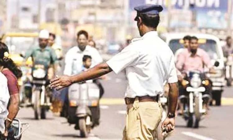 ಆಸ್ಪತ್ರೆಗೆ ತೆರಳುತ್ತಿದ್ದ ದಂಪತಿ ತಡೆದು ದಂಡ ಕಟ್ಟಿಸಿಕೊಂಡರು!