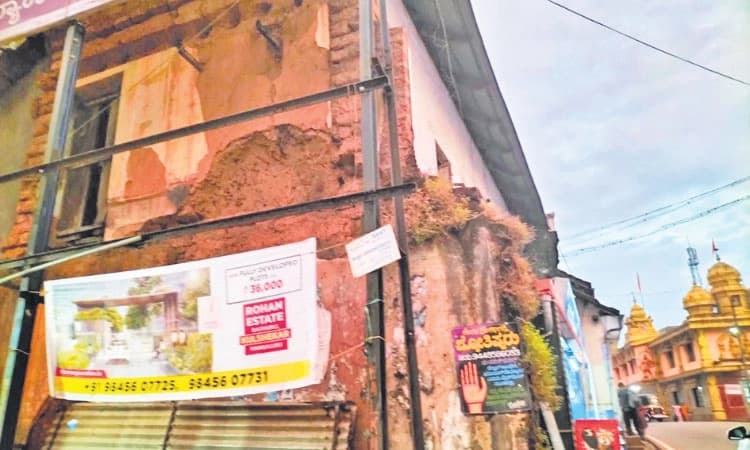 ರಾ.ಹೆದ್ದಾರಿ ಬದಿಯಲ್ಲಿ ಅಪಾಯಕಾರಿ ಕಟ್ಟಡಗಳು