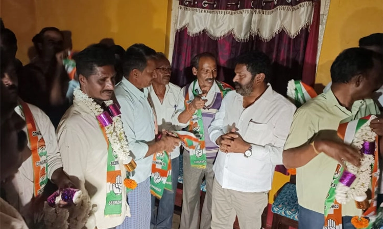 ಹಿರಿಕ್ಯಾತನಹಳ್ಳಿ: 50ಕ್ಕೂ ಹೆಚ್ಚು ಜೆಡಿಎಸ್ ಕಾರ್ಯಕರ್ತರು ಕಾಂಗ್ರೆಸ್ ಸೇರ್ಪಡೆ