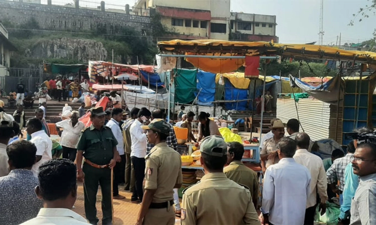 ಸವದತ್ತಿ ಯಲ್ಲಮ್ಮ ದೇವಸ್ಥಾನ:100ಕ್ಕೂ ಅಧಿಕ ಅನಧಿಕೃತ ಅಂಗಡಿ ತೆರವು
