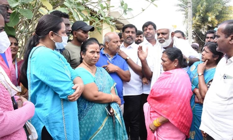 ಸೂಕ್ತ ಸಮಯದಲ್ಲಿ ದೊರೆಯದ ಚಿಕಿತ್ಸೆ: ಬಾಣಂತಿ, ಅವಳಿ ಮಕ್ಕಳು ಬಲಿ