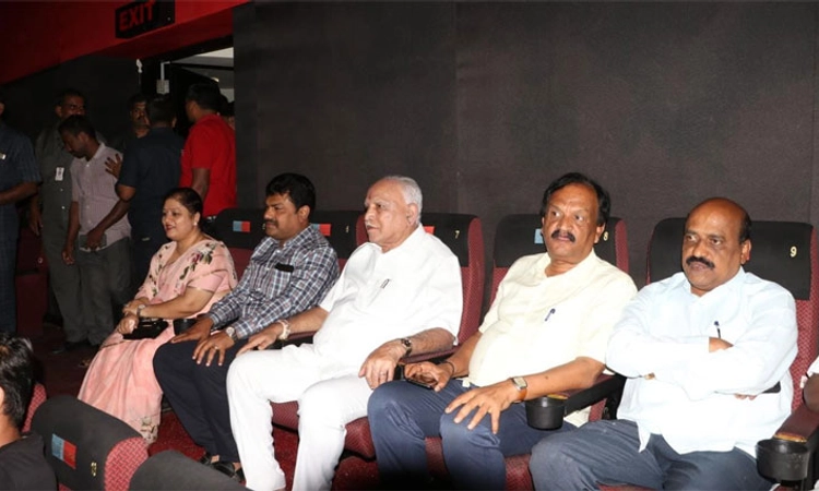 ಅಪ್ಪು ‘ಗಂಧದಗುಡಿ’ ಚಿತ್ರ ವೀಕ್ಷಿಸಿದ ಮಾಜಿ ಸಿಎಂ ಯಡಿಯೂರಪ್ಪ