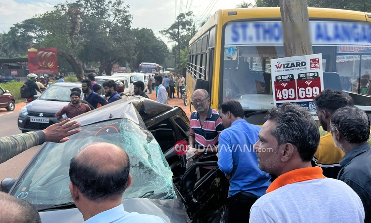 ಮೂಡುಬಿದಿರೆ : ಶಾಲಾ ಬಸ್ – ಕಾರು ನಡುವೆ ಅಪಘಾತ, ಚಾಲಕನ ಸ್ಥಿತಿ ಗಂಭೀರ