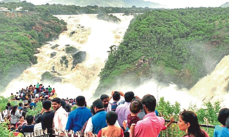 ಜಿಲ್ಲೆಯ ತಾಣಗಳಿಗೆ ಪ್ರವಾಸಿಗರ ಲಗ್ಗೆ