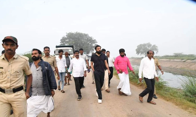 ರೈತರನ್ನು ಭೇಟಿ ಮಾಡಿ, ಕಷ್ಟಗಳನ್ನು ಆಲಿಸಿದ ಸಚಿವ ಶ್ರೀರಾಮುಲು