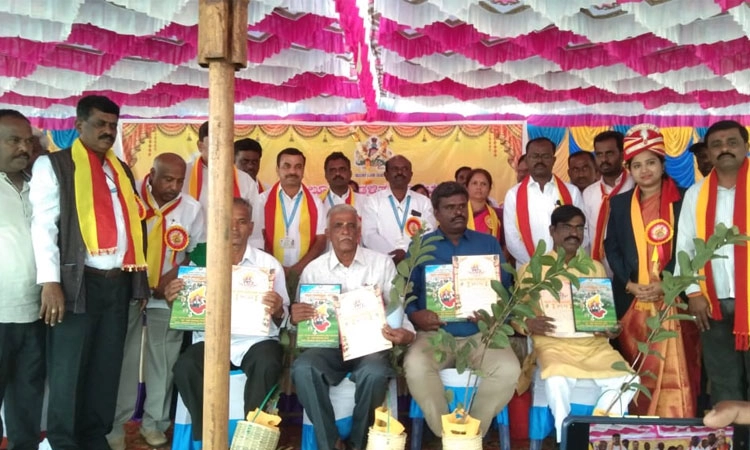 ಕೊರಟಗೆರೆ: ಕನ್ನಡ ರಾಜ್ಯೋತ್ಸವ; 56 ಅಡಿ ಎತ್ತರದ ಕನ್ನಡ ಧ್ವಜಸ್ತಂಭ ಲೋಕಾರ್ಪಣೆ