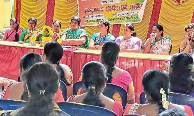 ರೈತರ ಮನೆಗೆ ಸರ್ಕಾರಿ ಸೌಲಭ್ಯ ತಲುಪಿಸಿ: ಕಾವ್ಯ