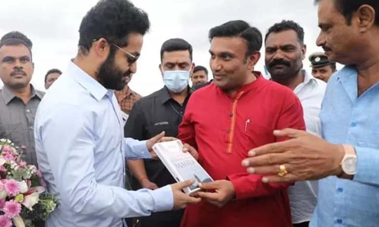 ಪುನೀತ್ ಗೆ ಕರ್ನಾಟಕ ರತ್ನ ಪ್ರಶಸ್ತಿ; ರಜನಿಕಾಂತ್, ಜ್ಯೂನಿಯರ್ ಎನ್ ಟಿಆರ್ ಬೆಂಗಳೂರಿಗೆ ಆಗಮನ