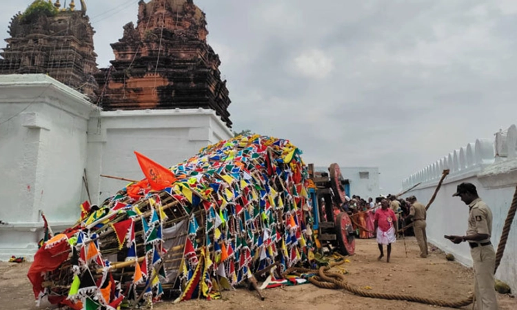 ಚೆನ್ನಪ್ಪನಪುರ ವೀರಭದ್ರೇಶ್ವರ ರಥೋತ್ಸವದಲ್ಲಿ ಚಕ್ರ ಮುರಿದು, ಉರುಳಿ ಬಿದ್ದ ರಥ