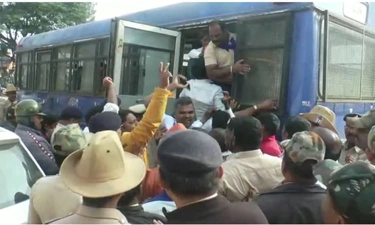 ಕನ್ನಡ ರಾಜ್ಯೋತ್ಸವದ ಮೆರವಣಿಗೆ ವೇಳೆ ಕಪ್ಪು ಪಟ್ಟಿ ಪ್ರದರ್ಶನಕ್ಕೆ ಸಿದ್ದತೆ; ಹಲವರ ಬಂಧನ