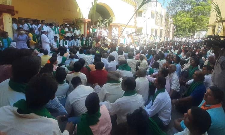 ಡಿಸಿ ಕಚೇರಿಗೆ ಕಬ್ಬು ಬೆಳೆಗಾರರ ಮುತ್ತಿಗೆ