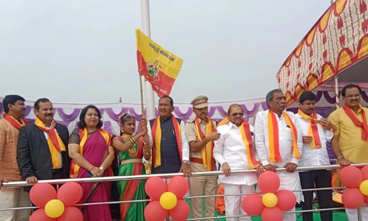 ರಾಜ್ಯೋತ್ಸವ ಕಾರ್ಯಕ್ರಮದಲ್ಲಿ ಕಸಾಪ ಜಿಲ್ಲಾಧ್ಯಕ್ಷರಿಗೆ ಅಗೌರವ: ಆಕ್ರೋಶ