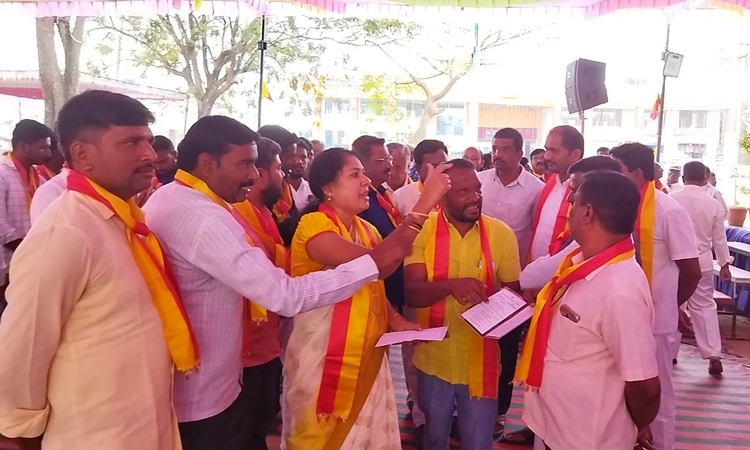 ಕನ್ನಡ ರಾಜ್ಯೋತ್ಸವ ಕಾರ್ಯಕ್ರಮದಲ್ಲಿ ಅವ್ಯವಸ್ಥೆ: ಪುರಸಭೆ ಸದಸ್ಯರಿಂದ ಧರಣಿ ಸತ್ಯಾಗ್ರಹ