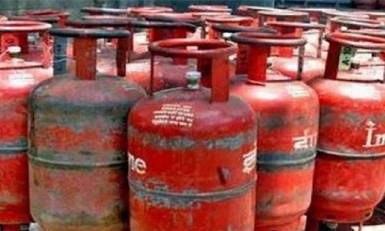 ಗ್ರಾಹಕರಿಗೆ ಸಿಹಿ ಸುದ್ದಿ: ವಾಣಿಜ್ಯ ಬಳಕೆ 19 ಕೆಜಿ LPG ಸಿಲಿಂಡರ್ ಬೆಲೆ 115 ರೂ. ಇಳಿಕೆ