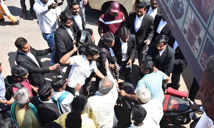 ಸಿಪಿಐ ಅನುಚಿತ ವರ್ತನೆ; ವಕೀಲರ ದಿಢೀರ್‌ ಪ್ರತಿಭಟನೆ