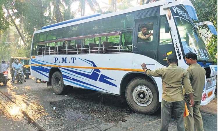 ಹೆಚ್ಚುತ್ತಿರುವ ಬೈಕ್‌ ಅಪಘಾತಗಳು; ರಸ್ತೆಯಲ್ಲಿ ಮೀನಿನ ತ್ಯಾಜ್ಯ ನೀರು