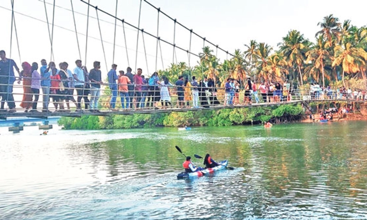 ಶಿಥಿಲವಾಗಿದೆ ಕೆಮ್ಮಣ್ಣು ತೋನ್ಸೆ ತೂಗು ಸೇತುವೆ! ಸೇತುವೆ ಮೇಲೆ ಪ್ರವಾಸಿಗರ ಮೋಜು
