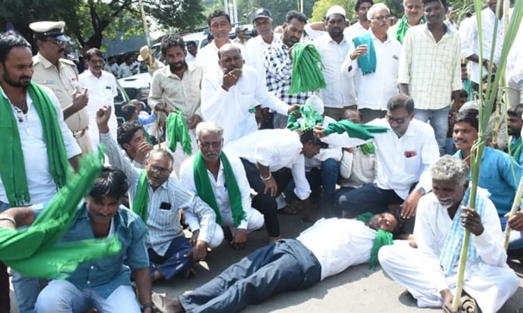 ಕಲಬುರಗಿ: ಕಬ್ಬು ಬೆಳೆಗಾರರು ಹಾಗೂ ಪೊಲೀಸರ ಮಧ್ಯೆ ತೀವ್ರ ಜಟಾಪಟಿ