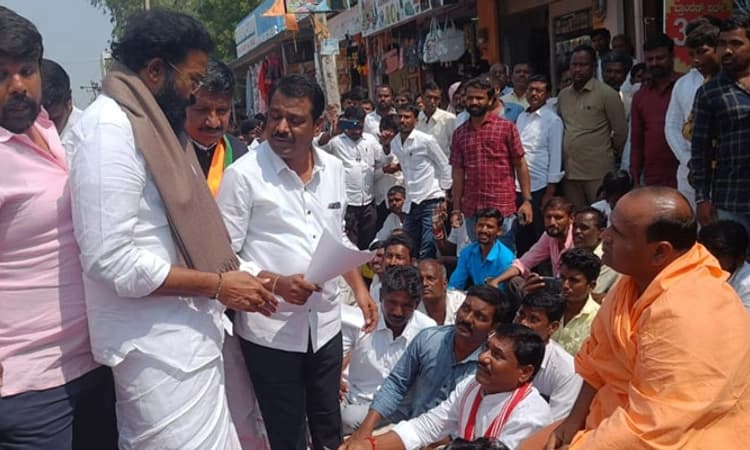 ಒಂದ್ ಕೈಯಲ್ಲಿ ಹಾಲು ಒಂದ್ ಕೈಯಲ್ಲಿ ವಿಷ ಕೊಡ್ತಿರೇನ್ರಿ: ರಾಮುಲುಗೆ ಪ್ರತಿಭಟನೆ ಬಿಸಿ