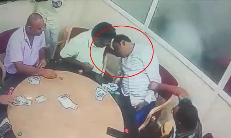 ಸ್ನೇಹಿತರೊಂದಿಗೆ ಕುಳಿತಿದ್ದಾಗಲೇ ಹೃದಯಾಘಾತದಿಂದ ಜೆಡಿಎಸ್ ಮುಖಂಡ ನಿಧನ; ವಿಡಿಯೋ ವೈರಲ್