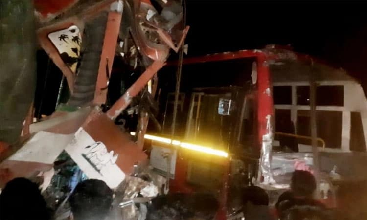 ಬಸ್-ಲಾರಿ ಡಿಕ್ಕಿ; ಲಾರಿ ಚಾಲಕ ಸ್ಥಳದಲ್ಲೇ ಮೃತ್ಯು