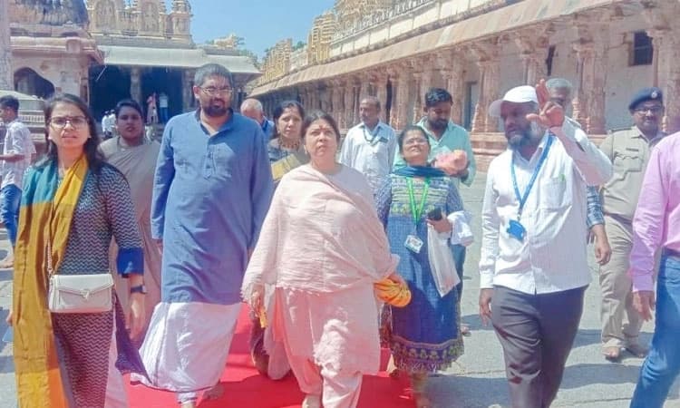 ಹಂಪಿಗೆ ಭೇಟಿ ನೀಡಿದ ಕೇಂದ್ರ ಸಚಿವೆ ಮೀನಾಕ್ಷಿ ಲೇಖಿ