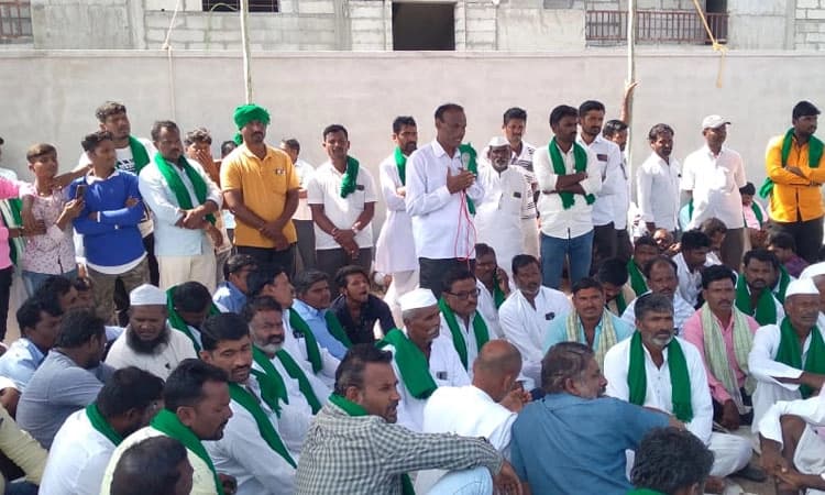 ಮುದ್ದೇಬಿಹಾಳ: ಬಾಲಾಜಿ ಸಕ್ಕರೆ ಕಾರ್ಖಾನೆಯಲ್ಲಿ ರೈತರಿಂದ ದಾಂಧಲೆ, ಕಲ್ಲೆಸೆತ