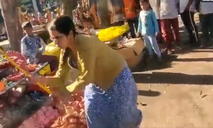 ಮಾರಾಟಕ್ಕಿಟ್ಟ ಮಣ್ಣಿನ ಹಣತೆಗಳನ್ನು ಧ್ವಂಸಗೊಳಿಸಿದ ಮಹಿಳಾ ವೈದ್ಯೆ: ವೀಡಿಯೊ ವೈರಲ್