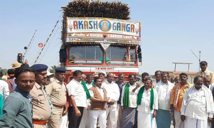 ರೈಲ್ವೆ ಎಲೆಕ್ಟ್ರಾನಿಕ್‌ ಪೋಲ್ಸ್‌ ಯೋಜನೆಗೆ ರೈತರ ಆಕ್ರೋಶ