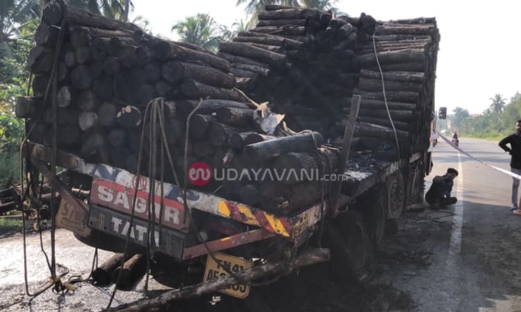ಕಾಪು : ಟಯರ್ ಸ್ಫೋಟಗೊಂಡು ಮರದ ದಿಮ್ಮಿ ಸಾಗಾಟದ ಲಾರಿಗೆ ಬೆಂಕಿ, ತಪ್ಪಿದ ಭಾರೀ ಅವಘಡ