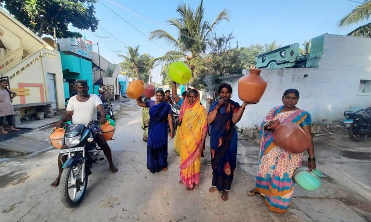 ಕುರುಗೋಡು: ನೀರಿಗಾಗಿ ನಾರಿಯರು ಖಾಲಿ ಕೊಡ ಹಿಡಿದು ಪ್ರದರ್ಶನ