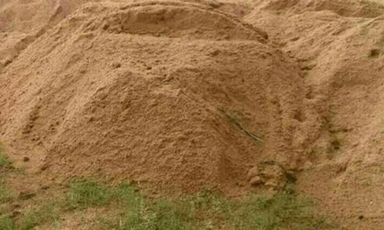 ಕೊರಟಗೆರೆ: ಅಕ್ರಮ ಮರಳು ಸಾಗಾಟ ; ಪೊಲೀಸ್‌ ಕಂಡೊಡನೆ ಟ್ರಾಕ್ಟರ್‌ ಬಿಟ್ಟು ಚಾಲಕ ಪರಾರಿ