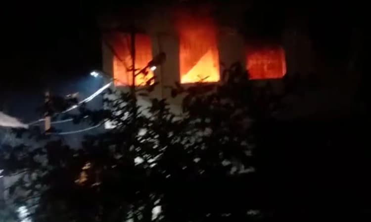 ಮೂಡಿಗೆರೆ: ರಾಕೆಟ್ ಕಿಡಿ ತಗುಲಿ ಬೆಂಕಿಗಾಹುತಿಯಾದ ಮನೆ