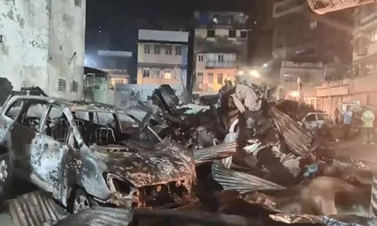 ಗೋಡೌನ್ ಗೆ ಬೆಂಕಿ; ಸುಟ್ಟು ಹೋಯ್ತು ಆರು ಕಾರು, ಏಳು ಬೈಕ್: ಅವಘಡಕ್ಕೆ ಪಟಾಕಿ ಕಾರಣ?