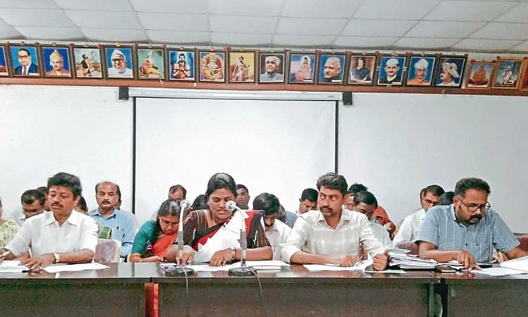 ಸಭೆಯಲ್ಲಿ ದಸಂಸದಿಂದ ಅಬಕಾರಿ ಇಲಾಖೆ ಅಧಿಕಾರಿಗಳಿಗೆ ತರಾಟೆ