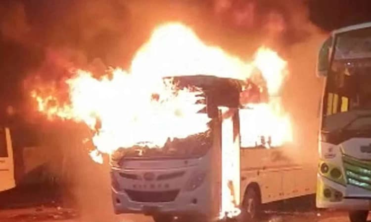 ದೀಪಾವಳಿ ಸಂಭ್ರಮಕ್ಕೆ ಹಚ್ಚಿದ ದೀಪ : ಬಸ್ ಚಾಲಕ, ಕಂಡಕ್ಟರ್ ಸಜೀವ ದಹನ