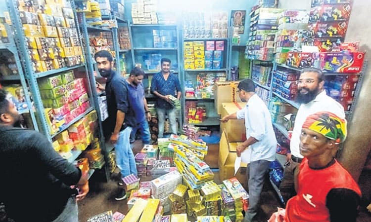 ಪರಿಸರ ಸ್ನೇಹಿ ಪಟಾಕಿಗೆ ಹೆಚ್ಚಿದ ಬೇಡಿಕೆ; ಪಟಾಕಿ ಖರೀದಿಗೆ ಉತ್ಸಾಹ