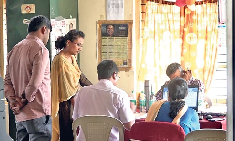 ಕೊಡಗಿನಲ್ಲಿ ಲೋಕಾಯುಕ್ತ ದಾಳಿ : ಮೂವರು ಅಧಿಕಾರಿಗಳ ಬಳಿ ನಗದು, ಚಿನ್ನಾಭರಣ ಪತ್ತೆ