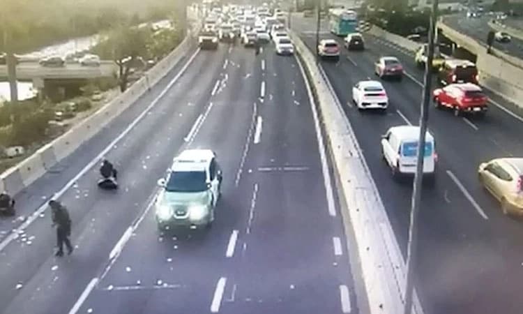 ವಿಡಿಯೋ: ಪೊಲೀಸರಿಂದ ಬಚಾವಾಗಲು ಹೋಗಿ ಕದ್ದ ಹಣವನ್ನೇ ರಸ್ತೆಗೆಸೆದ ದರೋಡೆಕೋರರು.!