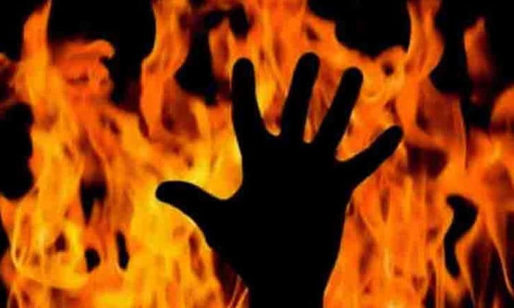 ಒಂದೇ ಮನೆಯ ಮೂವರು ಬೆಂಕಿ ಹಚ್ಚಿಕೊಂಡು ಆತ್ಮಹತ್ಯೆಗೆ ಶರಣು