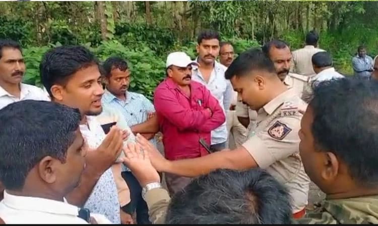 ಮೂಡಿಗೆರೆ: ಶಾಸಕ ಕುಮಾರಸ್ವಾಮಿ ಮನೆ ಮುಂದೆ ಧರಣಿ ಮಾಡುತ್ತಿದ್ದ ರೈತರ ಬಂಧನ