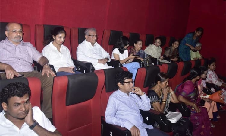 ಕುಟುಂಬ ಸಮೇತ ಕಾಂತಾರ ಚಿತ್ರ ವೀಕ್ಷಿಸಿದ ಧರ್ಮಾಧಿಕಾರಿ ಡಾ. ವೀರೇಂದ್ರ ಹೆಗ್ಗಡೆ